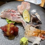 小松 弥助 - 刺身盛り合わせ（クエ、トリガイ、ガス海老、マグロ漬け、縞鯵）