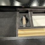 創作麺工房 鳴龍 - テーブル引き出しにあります