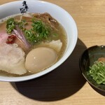 煮干しのビリー - 味変用の梅干･ネギは別皿提供