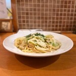 ビストロ ル カノン - パスタランチ(1,400円)
オードヴルサラダ
バゲット
海老とキャベツのオイルソースパスタ
ホットコーヒー
パスタ大盛り(+100円)