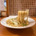 ビストロ ル カノン - パスタランチ(1,400円)
オードヴルサラダ
バゲット
海老とキャベツのオイルソースパスタ
ホットコーヒー
パスタ大盛り(+100円)