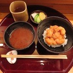 Tensaku - 小天丼　　　
                        かき揚げが美味しいですね、ほぼ１００％海老です！タレも美味しくご飯が進む