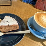 喫茶 セントエルモの火 - たっぷりのカフェラテ。ブルーのカップも素敵。シナモンのケーキも重くなくて（米粉かな？）美味しーい。メレンゲのお菓子も。