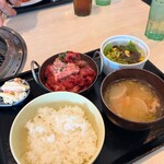 お肉屋さんが『君に、焼いて揚げる。』 - 極盛り切り落とし定食