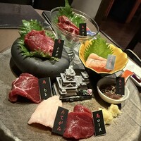馬刺しと焼き鳥 グルマン三年坂 - 
