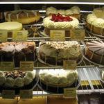 The Cheesecake Factory - でっかいケースの中に、でっかいケーキが♡