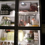 和風肉料理屋 弁慶 - 店内冷蔵庫。下がっている牛舌が素敵だ。