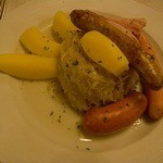 Le Sarment d'Or - ソーセージがメインに見えるがメインはシュークルートです