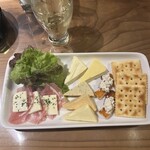 岡田酒店 - 450円　このチーズの盛り合わせ初だけどなかなか良かった