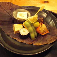 うなぎと季節料理とらや - ほうずきに鱧、秋刀魚燻製、南瓜蒲鉾、擬製豆腐に枝豆糀味噌漬、のり巻、えぞ鹿のつくね。