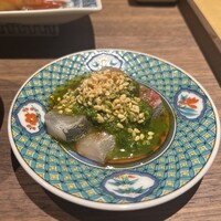 眞善美 - 縞鯵中華風のお刺身　葱と山椒、生姜たっぷり胡麻をかけて