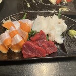 大衆酒場 絆 - 刺身3点盛り(ｻｰﾓﾝ、たこ、ﾐﾝｸｸｼﾞﾗ)
