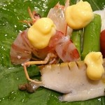 みつ林 - 5000円コースの先付け・才巻海老と蒸しアワビの黄身酢掛け
            