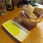 GRAND DELI - サクサクのパンに、オリーブオイルをつけて食べます。