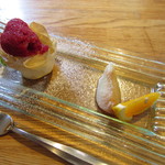 GRAND DELI - デザートは「バニラのアイス・きいちごのシャーベット、桃のコンポート」です。