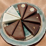 アッサンブラージュ カキモト - ボンボンショコラが最高❣️ヽ(´▽｀)/白いのがキャラメルトンカ☆お花が付いてるのがシトロンフレーズ⭐️金箔付きが木の芽⭐️ぽちっとグリーン付きが抹茶⭐️