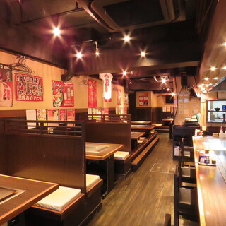 擁有現場感的吧檯和掘りごたつ座位等！