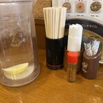 カレーうどん 富貴堂 - カウンター席の卓上