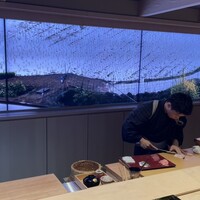 鮨 みつ - カウンターで調理