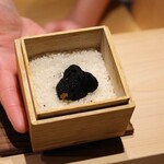 鮨 富かわ - マグロッシーニで使用されたトリュフ