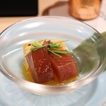 鮨 富かわ - 先付け：瞬間燻製 鰹 黄身醤油