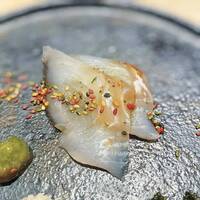 銀座 鮨 魯久 - ヒラスズキ～宮城県産、刻み本山葵、五色胡麻