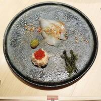 銀座 鮨 魯久 - ■先付け三種⇨・ヒラスズキ～宮城県産、刻み本山葵、五色胡麻 ・タラバガニ～北海道産、いくら乗せ
                 ・海ぶどう～鹿児島県奄美大島産
