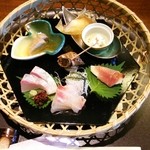 和 あすか - 蛸の子、自家製チーズ薩摩チップ添え、ばいがい、無花果生ハム巻き
      本日のお造りは、カンパチと天然鯛の昆布〆