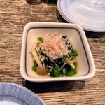 小川の魚 - ほうれん草のお浸し