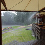Shibachan Ranchi Maketto - 土砂降りの雨でもテラスは雨宿り可能