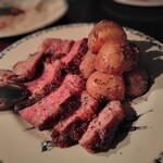 ダム・ジャンヌ - 豚肉の脂が甘くて付け合わせのポテトも◎