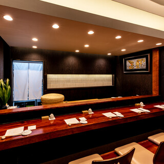 調理風景が見えるカウンターや高級感のある個室もご用意