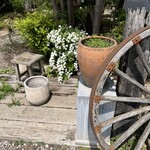 居方食堂 - 庭の様子