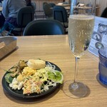ALL DAY CAFE & DINING The Blue Bell - デリとスパークリングワイン