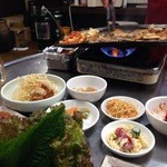 Donsama - サムギョプサルはアジョシが焼いてくれます。新鮮な葉っぱ。