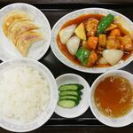 中華料理 春雷 - カリッと揚げた豚ロースに甘酸っぱいあんがとろ～り美味しい酢豚はセットで人気No.1です！