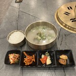 ラオン 焼肉 - ライス、コムタン、白菜キムチ、パンチャン