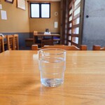 やぶ善 - 着席後すぐに提供してくれる、冷たいお水。