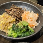 炭火焼ホルモン ぐう - ナムル盛り