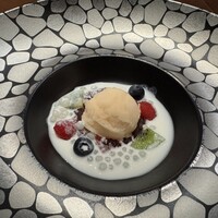 TOKYO KAIKAN 會 - 赤肉メロンのシャーベット＆苺ジャムに、タピオカ、キウィ、ブルー&ラズベリーを添えたココナッツソースで