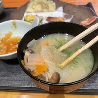 味工房まんま 別館 - 熱々の味噌汁（具は大根　人参　舞茸）あっさり