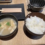 飯場 酒場 ニクノカタマリ - ご飯とお味噌汁