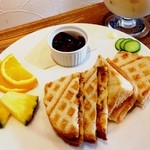 紅茶専門店チャチャドロップ - 紅茶サンドイッチセット☆チーズ入りのチリソースホットサンド、インディアンマイルド♪以前から行ってみたかったお店(*´∀｀*)かわいい店内でした♡