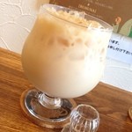 紅茶専門店チャチャドロップ - アイスミルクティー☆
            セットのドリンク。
            大きなグラスにたっぷりのミルクティーが嬉しい♡
            ミルクなのに紅茶の香りの良さを感じます(*´ω`*)