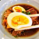 ナナハチ食堂 - 煮込み角煮（ゆで卵）