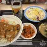 松屋 - チキンケバブ丼＆サラダ＆生ジョッキ缶