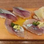 浜焼き海鮮居酒屋 大庄水産 - 握り（上・サバ、下・飛び魚）