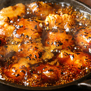 鮮度抜群！名物ホルモン鉄板焼きを秘伝タレで堪能