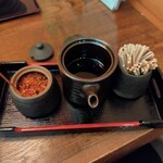 手打ちそば たか - 七味と醤油。