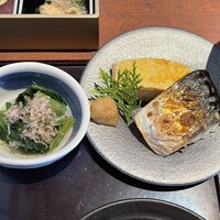 日本料理 海幸 - 菜葉の小鉢と出汁巻玉子に焼津港の鯖